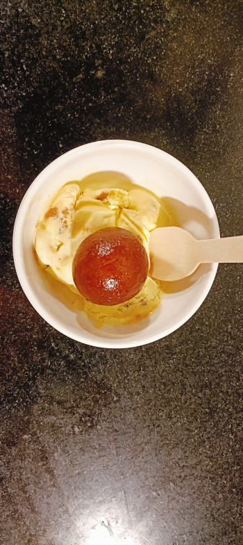 GULAB JAMUN WITH ICECREAM 